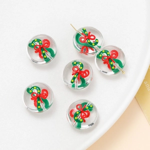 Détail de perles de Noël avec nœud rouge et canne en sucre verte à l'intérieur