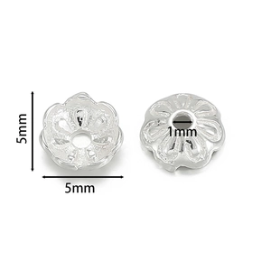 Detail einer 5mm Silberperlenkappe in Blumenform für DIY-Schmuckherstellungsprojekte