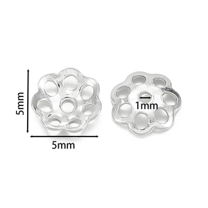 Makroansicht von 5mm 925er Sterlingsilber Hohlblumen-Perlenkappen für DIY-Schmuckdesign