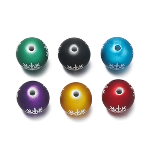 Dettaglio macro di perle a fiocco di neve da 16mm in colori metallici per gioielli fai da te
