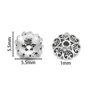 Makroansicht von 5,5 mm 925er Sterling Silber Hohlblumen-Perlenkappen für DIY-Schmuck