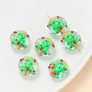 Vue macro de perles en verre transparent avec motif de sapin de Noël pour bijoux DIY