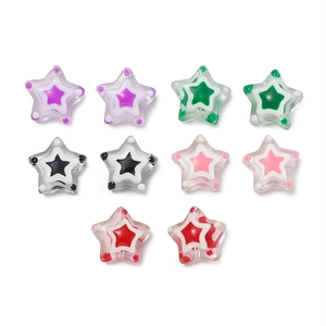 Vista macro de 10 cuentas de vidrio coloridas en forma de estrella para joyas y bricolaje