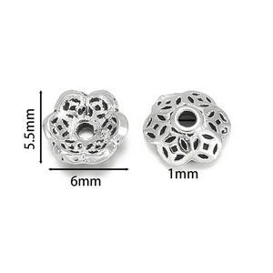 Makro-Detail von 925 Sterling Silber Hohlblatt Blumenperlenkappen für DIY Schmuckherstellung