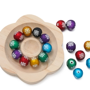 Dettaglio di perline colorate in acrilico da 16mm con fiocchi di neve per bijoux natalizi