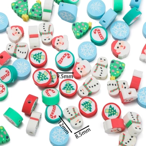 Detaillierte Makroansicht von 9,5 mm Weihnachtsperlen aus Fimo mit Schneemann-Motiven