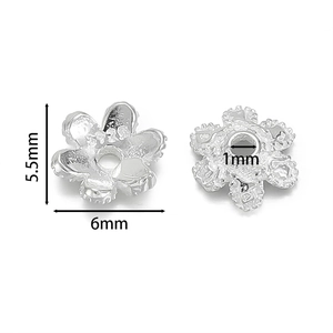 Makro-Detail von 6mm silbernen Hohlblatt-Perlenkappen für DIY-Schmuckherstellung