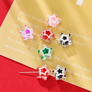 Detalle macro de cuentas de vidrio en forma de estrella con puntos para joyería DIY