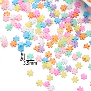 Makroaufnahme von 5mm bunten Harz-Schneeflockenperlen für DIY-Schmuck und Nagelkunst