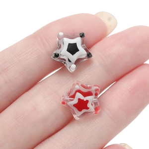Vista macro de cuentas de vidrio estrella con puntos para manualidades de joyería