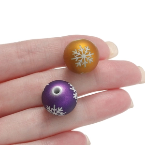 Dettaglio di perline a fiocco di neve in acrilico satinato da 16mm oro e viola DIY