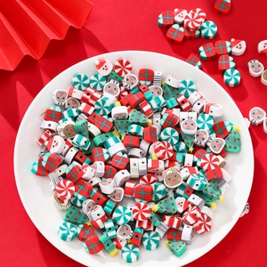 Nahaufnahme von Weihnachts-Polymer-Perlen mit Weihnachtsmann- und Rentier-Motiven für DIY