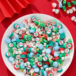 Makroaufnahme von Weihnachts-Polymer-Ton-Perlen mit Schneemann- und Baum-Mustern