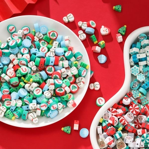 Makroansicht von Weihnachtsperlen aus Polymer-Ton mit Weihnachtsmann- und Schneemann-Motiven