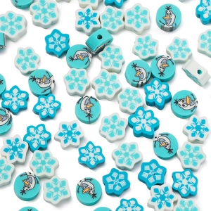 Flachbild von Weihnachts-Schneeflocken und Schneemann-Perlen aus Fimo für DIY-Schmuck