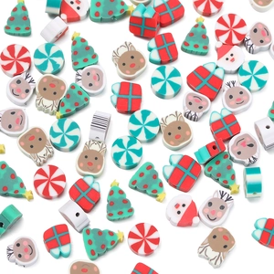 Nahaufnahme von Weihnachtsperlen aus Fimo mit Weihnachtsmann und Rentier für DIY-Schmuck