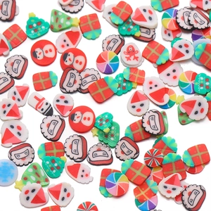 Nahaufnahme von Polymer-Ton-Weihnachtsperlen mit Weihnachtsmann, Schneemann und Bäumen