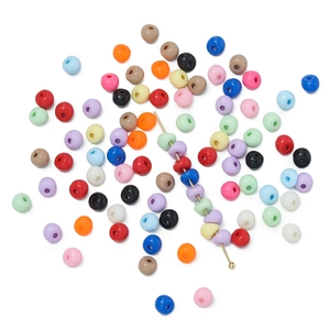 Dettaglio di perline acriliche opache colorate per la creazione di gioielli fai da te