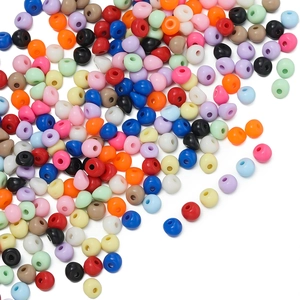 Dettaglio di perle acriliche colorate a goccia con fori per la creazione di gioielli fai da te