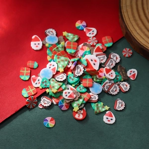 Draufsicht auf bunte Weihnachts-Polymer-Clay-Charms für DIY-Bastelarbeiten und Dekorationen