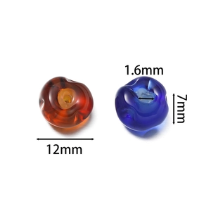 Dettaglio di perle in vetro da 12mm fatte a mano blu e ambra per gioielli fai da te