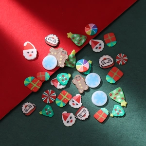 Detaillierte Weihnachts-Polymer-Clay-Charms mit Weihnachtsmann und Baum für DIY-Basteln