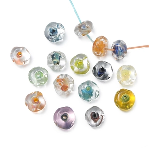 Vista dettagliata di perle colorate in vetro lampwork da 12mm per creazione gioielli