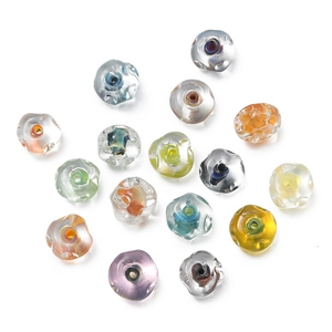 Vista dettagliata di perle in vetro lampwork da 12mm con motivi a spirale colorati