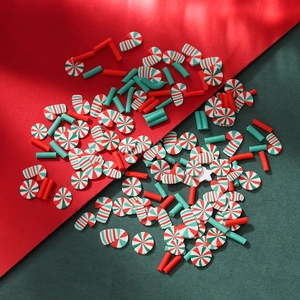 Nahaufnahme von Weihnachts-Fimo-Scheiben mit Zuckerstangen und Wirbeln für DIY-Bastelarbeiten