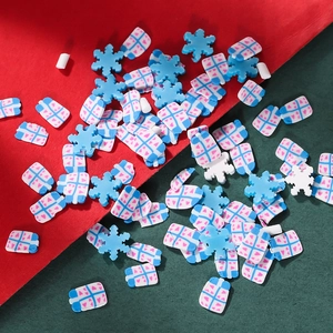 Makroaufnahme von Weihnachts-Polymer-Ton-Scheiben mit Schneeflocken für DIY-Bastelarbeiten