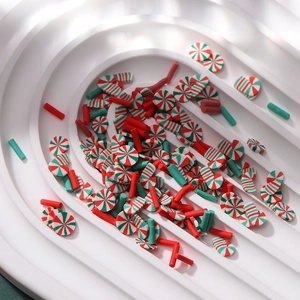 Detailansicht der roten und grünen Weihnachts-Polymer-Clay-Scheiben für DIY-Bastelarbeiten