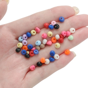 Mix di perline acriliche colorate a goccia nel palmo della mano per gioielli fai da te