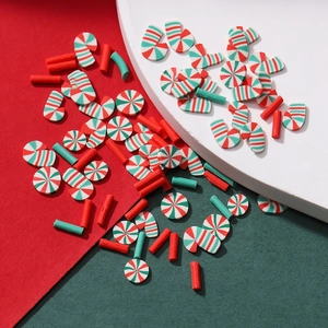 Makroaufnahme von Zuckerstangen- und Pfefferminz-Streuseln aus Fimo für Weihnachten