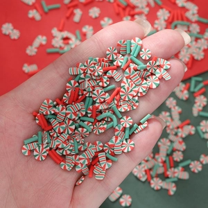 Nahaufnahme von weihnachtlichen Fimo-Scheiben mit Pfefferminz- und Zuckerstangen-Designs