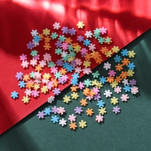 Bunte Schneeflocken-Perlen aus Ton für DIY Weihnachtsschmuck und Nagelkunst-Deko