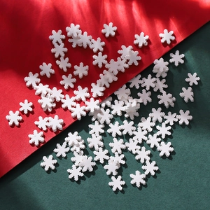 Detaillierte Nahaufnahme von weißen Schneeflocken-Polymer-Ton-Perlen für Weihnachten