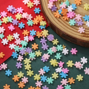 Nahaufnahme bunter Schneeflocken-Polymer-Ton-Perlen für DIY Weihnachts-Schmuckzubehör