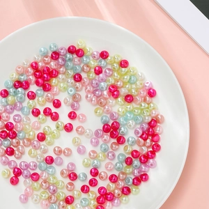 Macro di perle colorate a goccia in acrilico in un vassoio bianco per creazioni fai-da-te