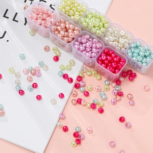 Perle a goccia in acrilico colorato in una scatola organizer in plastica a 8 scomparti