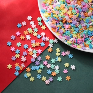 Makro-Detail bunter Schneeflocken-Polymer-Ton-Perlen für DIY-Weihnachtsschmuck-Bastelarbeiten