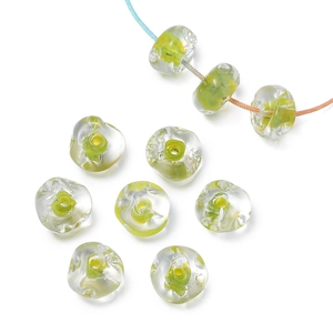 Dettaglio macro di perle di vetro fatte a mano da 12mm con motivi a spirale verde brillante