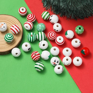Dettaglio di perline natalizie in legno con pupazzo di neve, fiocchi e spirali per DIY