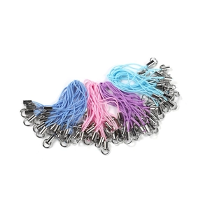 Detail von bunten geflochtenen Handykordeln in Blau, Rosa und Lila mit Metallringen
