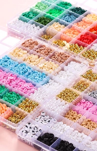 Detalle del kit de joyería DIY 24 compartimentos con cuentas de arcilla, perlas y letras