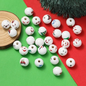 Macro di perline natalizie in legno bianco con Babbo Natale, pupazzo di neve e camioncini