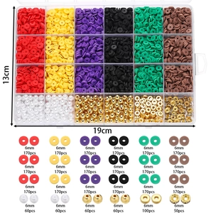 Detalle de cuentas Heishi de 6mm y perlas de imitación en caja de almacenamiento de 24 rejillas