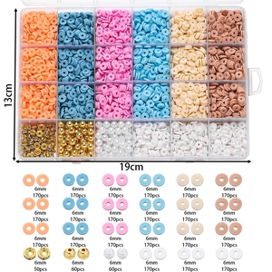 Vista macro del kit de joyería DIY de 24 rejillas con cuentas de arcilla de 6mm