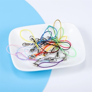 Bunte Handy-Lanyards aus Legierung in einer Keramikschale mit gewebten Bändern und Metallringen