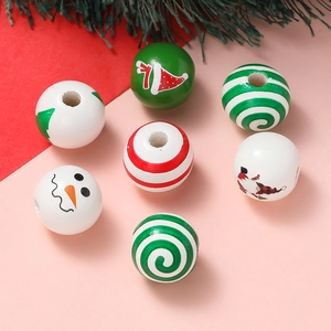 Dettaglio di perle natalizie in legno con motivi di Babbo Natale e pupazzo di neve per DIY