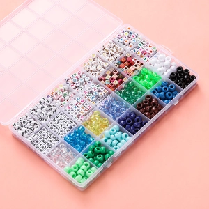 Detailansicht einer 24-Gitter-Box mit bunten Buchstabenperlen und gemischten Bastelperlen